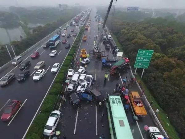 行車記錄儀視頻曝光！滬蓉高速25車連環相撞原因找到了